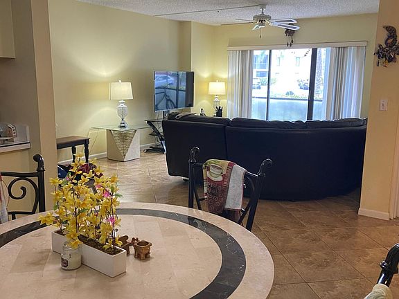 4th image of 1014 Green Pine Blvd #H1