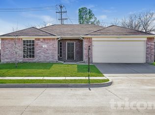 325 Oxford St, Burleson, TX 76028