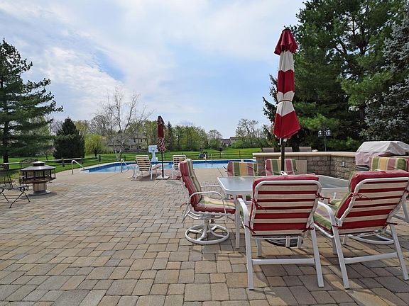 4th image of 8261 Twin Cove Ct