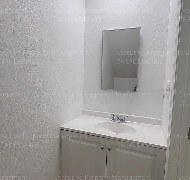 2909 S Chester Ave #16 — Photo 9