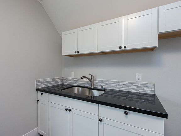 4th image of 222 N I St APT 4