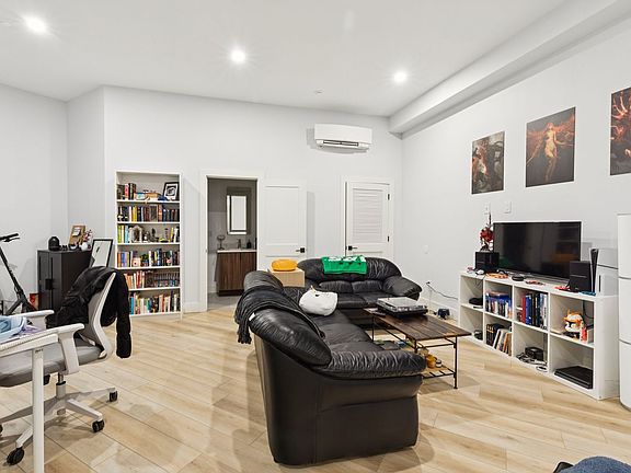 4th image of 3849 Lancaster Ave #203