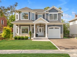 127 Hillside Ave, Manhasset, NY 11030