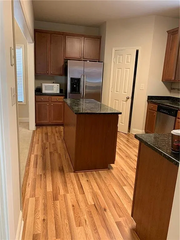 4 bed, 2713 sqft, $2,700 — Photo 2