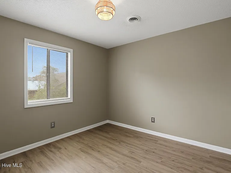 1299 Wellington Ave — Photo 13