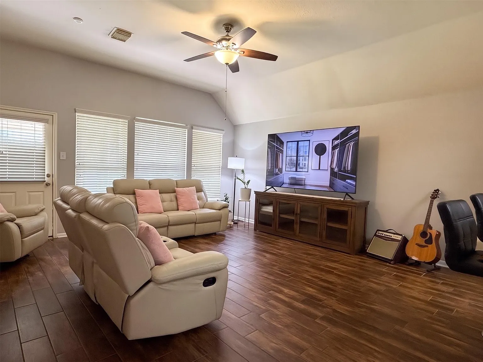 3 bed, 2.0 bath, 2079 sqft, $2,400 — Photo 3