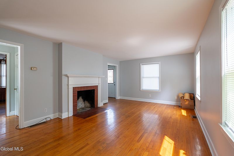 5th image of 27 Myrtle Street