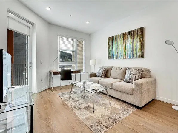 593 Camino De La Reina, San Diego, CA