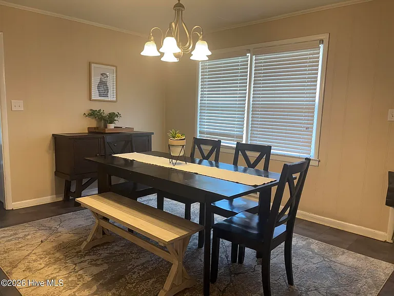 539 Martin Ln — Photo 10