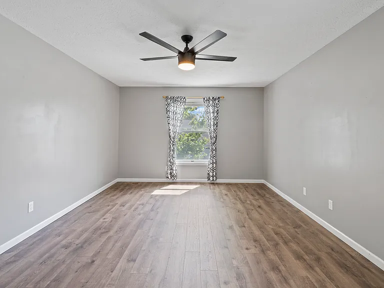4690 Lindbergh Dr — Photo 38