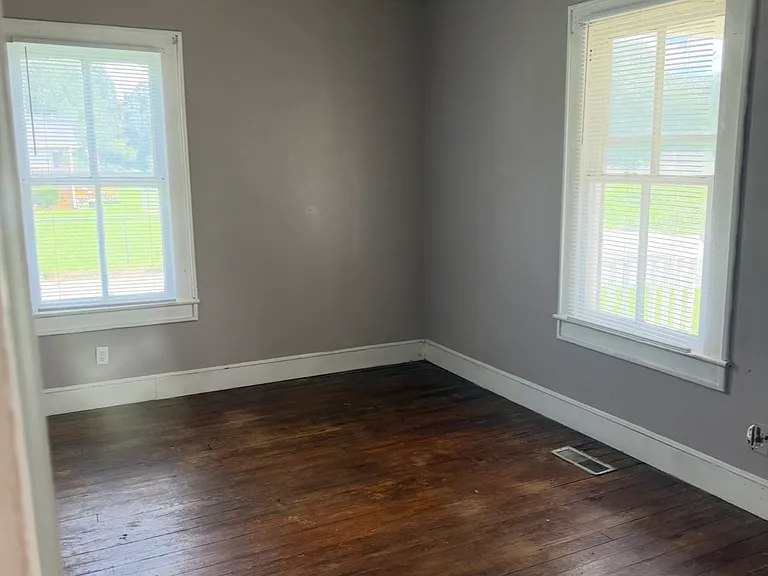 211 Hawkins St — Photo 1