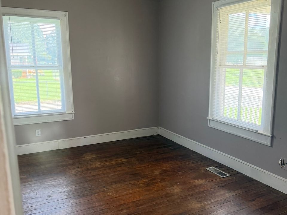 1st image of 211 Hawkins St