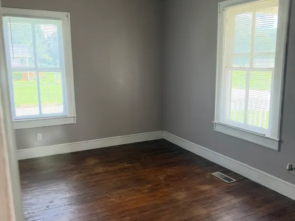 211 Hawkins St, Wellford, SC 29385