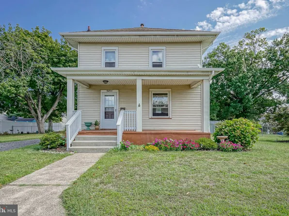 18 Oak St, Gibbstown, NJ 08027