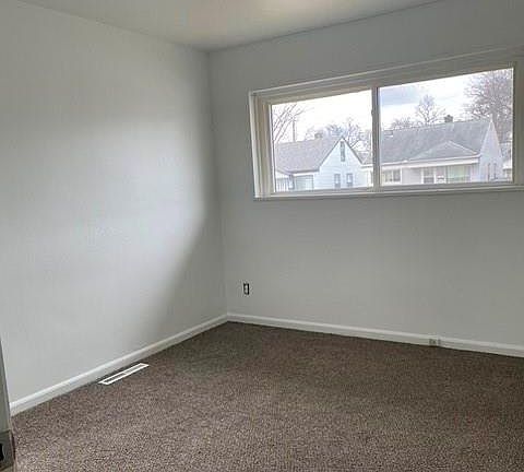5th image of 23436 Melville Ave