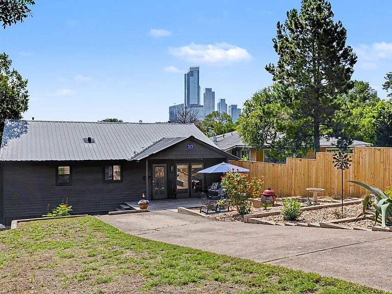 717 Brownlee Cir — Photo 3