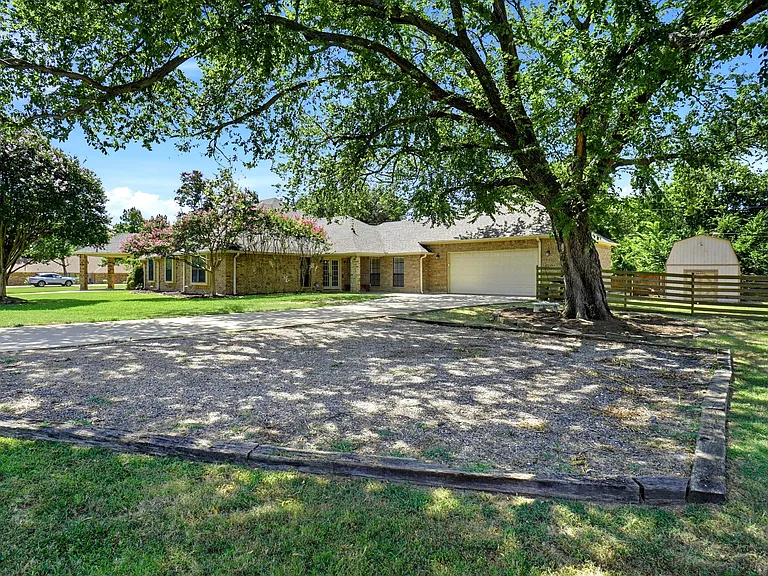 2412 Emerald Cir — Photo 4