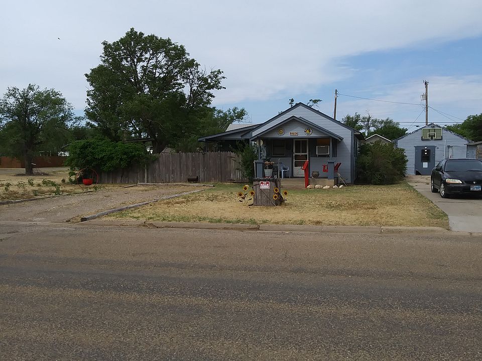House includes lots on both sides
