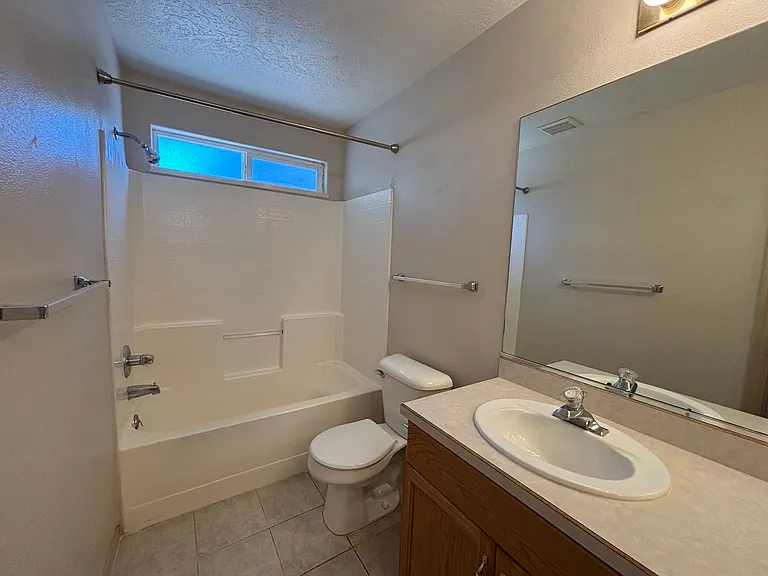 425 E 1050 S — Photo 21