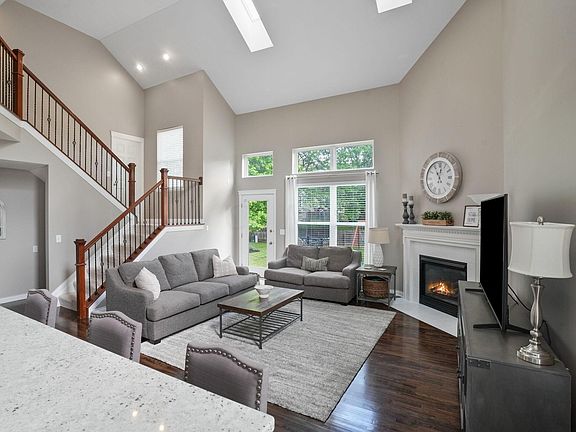 5th image of 756 Collier Dr