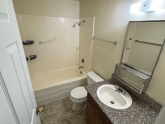 5th image of 2105 NW Lincoln Ave #2107-A