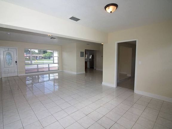 4th image of 602 W Campus Cir