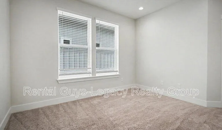 409 Crestview Dr — Photo 14