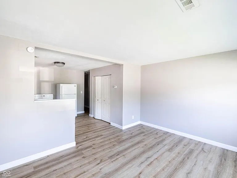 617 N Oxford St — Photo 4