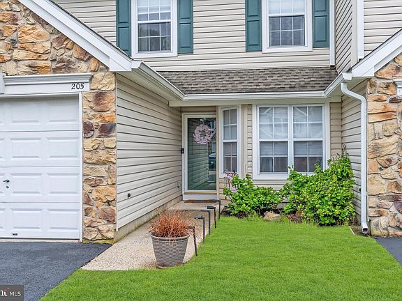 3rd image of 205 Iris Way