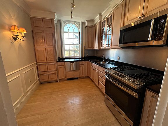 2nd image of 375 Lloyd Ave APT 3a