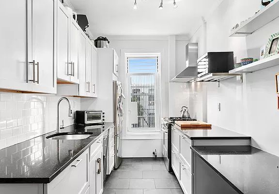 2nd image of 160 Garfield Pl APT 3R