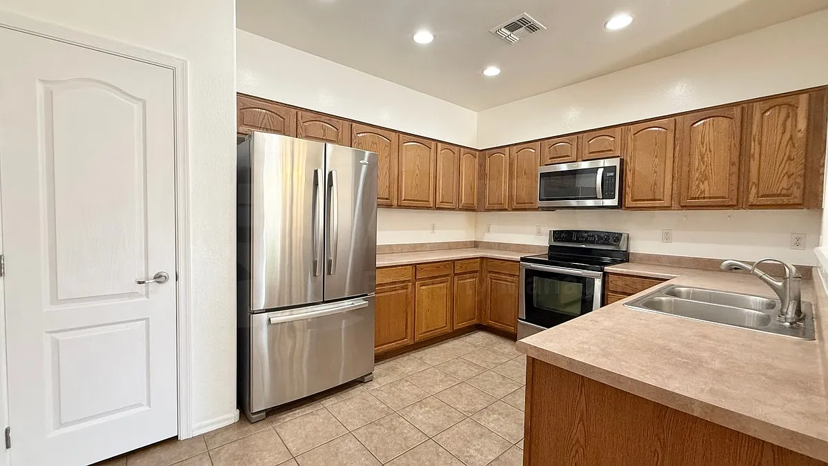 3 bed, 2.0 bath, 1426 sqft, $1,849 — Photo 2