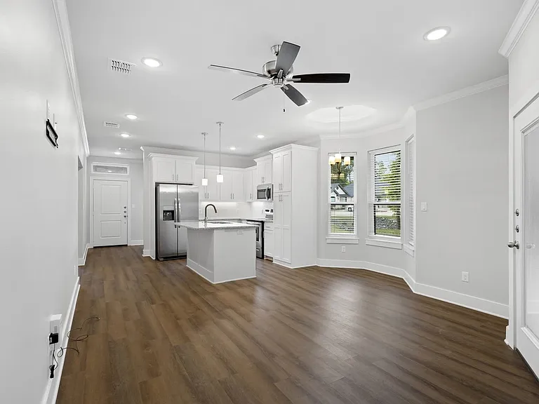 2151 E Grande Blvd — Photo 17