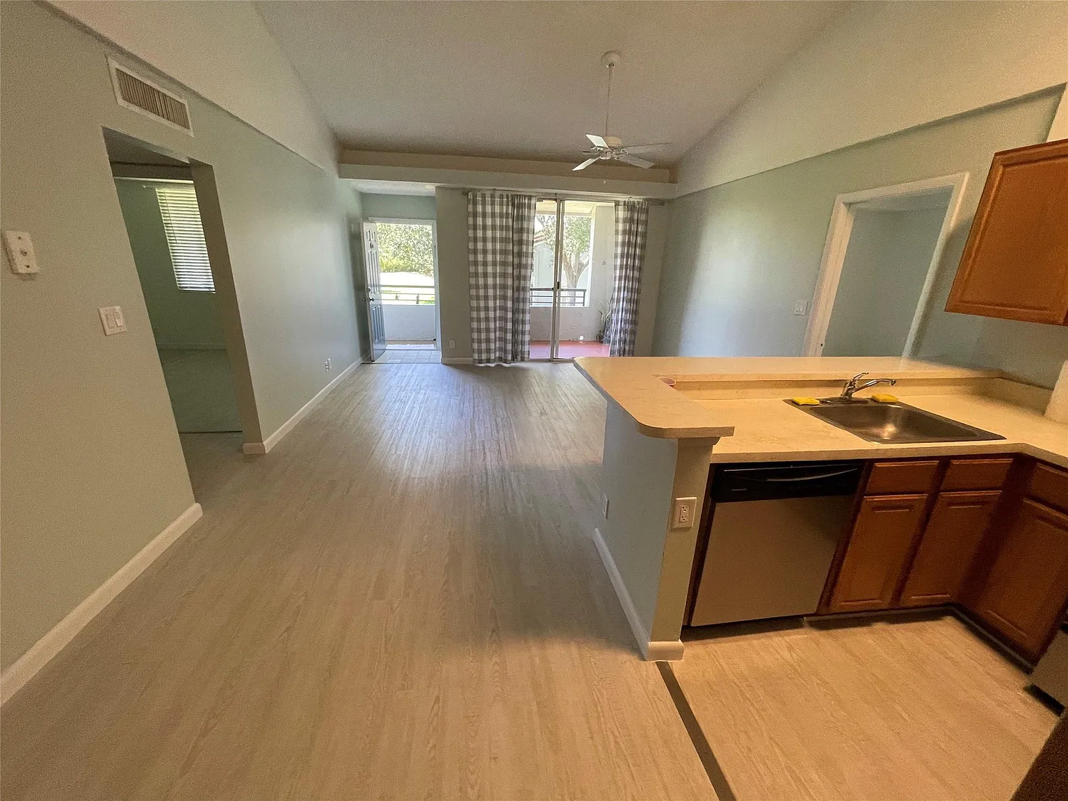 2 bed, 2.0 bath, 975 sqft, $2,000 — Photo 3