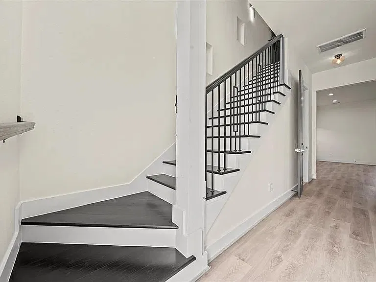 3 bed, 2.5 bath, 1360 sqft, $2,299 — Photo 3