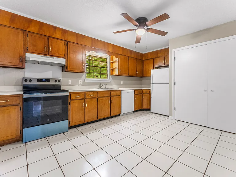 7166 Holland Ln — Photo 9
