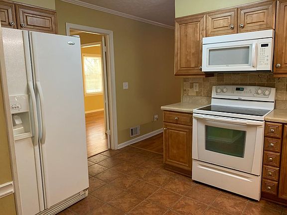 Kitchen w/ Eat-In Breakfast Area