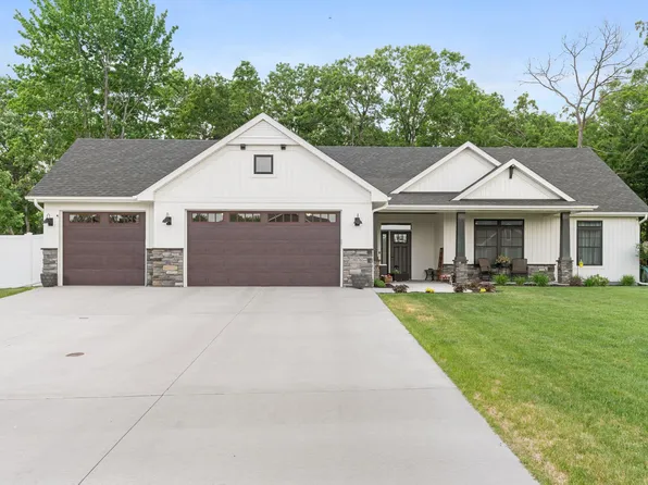 38076 Golden Oaks Trl, North Branch, MN 55056