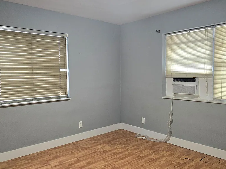 305 SW 14th St #1-2 — Photo 10