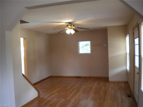 4th image of 987 Oak St