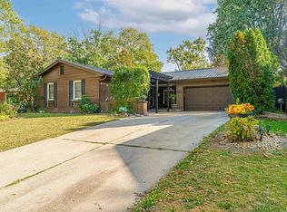 313 Hillside Ln, Bloomington, IL