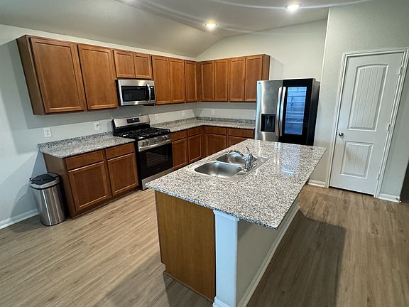 4th image of 820 Clear Valley Ln