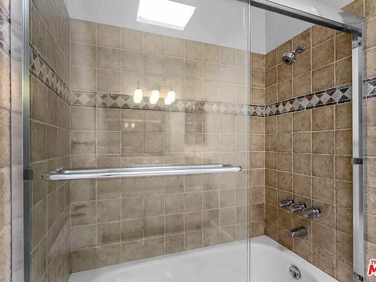 1342 Harvard St #204 — Photo 10