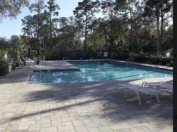 Swimming pool 2 minute walk