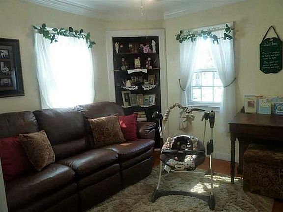 3rd image of 614 Clyde St