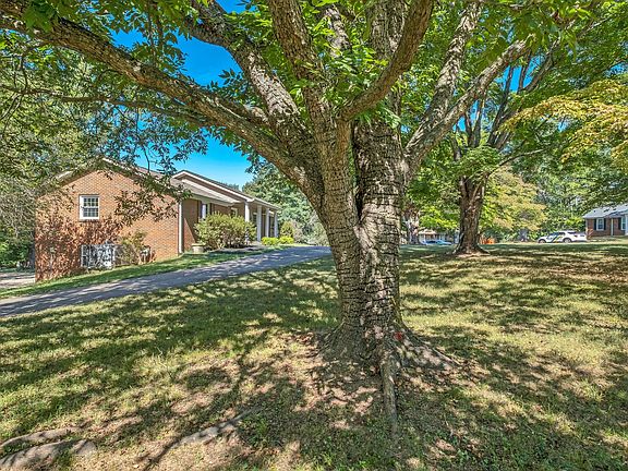 5th image of 306 Hampshire Ct