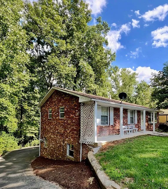 1210 Pinebrook Cir