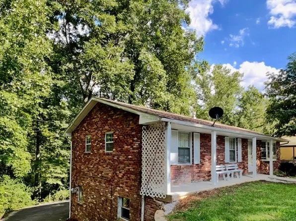1210 Pinebrook Cir, Hendersonville, NC 28739