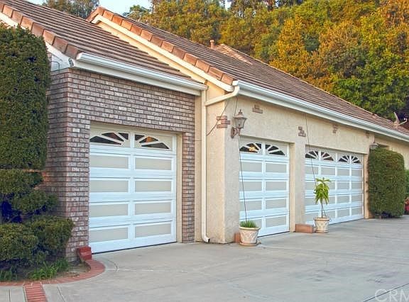 3rd image of 805 Mountain Ln