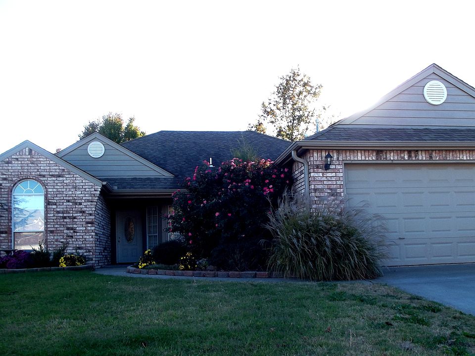 3 Bedroom, 2 car , 2 bath, covered patio